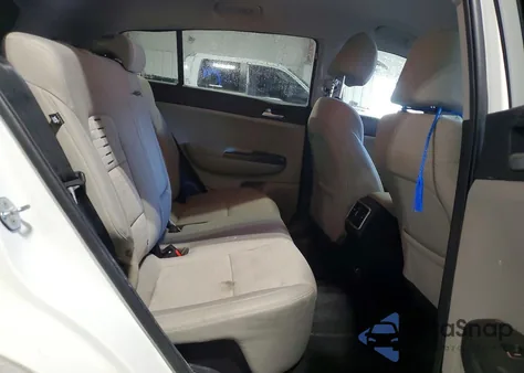 2020 Kia Sportage Lx z USA, uszkodzony, nr VIN KNDPMCAC5L7834385